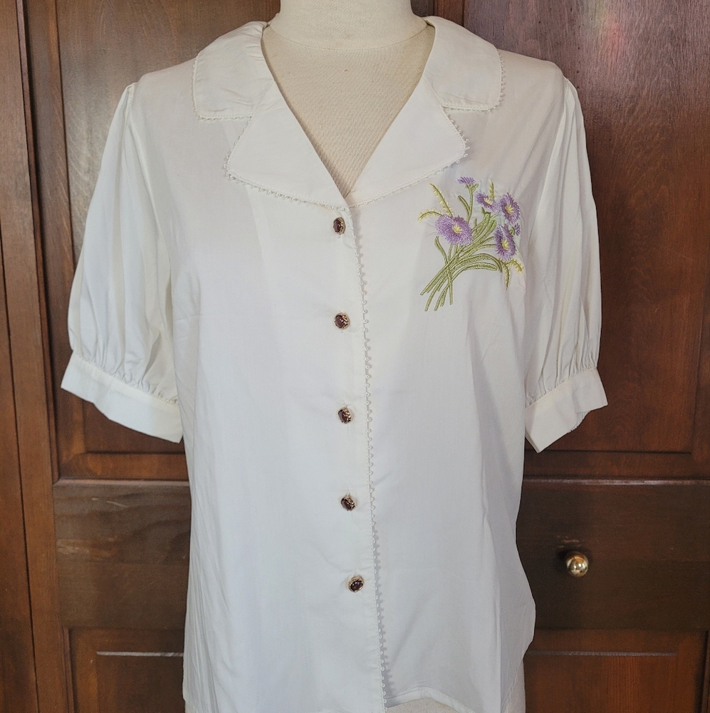 Medium Simple Retro White Collared Blouse with Beautiful Buttons and Embroidery